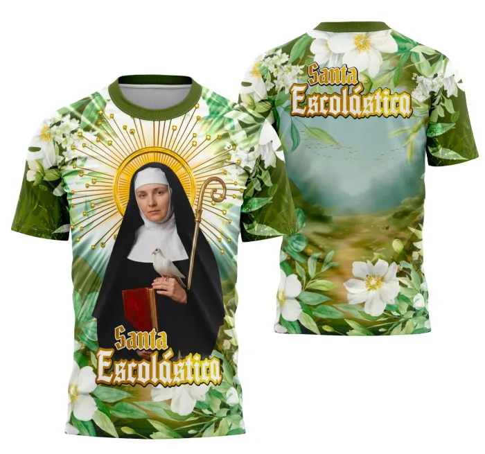 Camiseta unissex preta com logo no peito e estampa grande nas costas, destacando a devoção à Santa Escolástica, ideal para quem busca fé e estilo no dia a dia.
