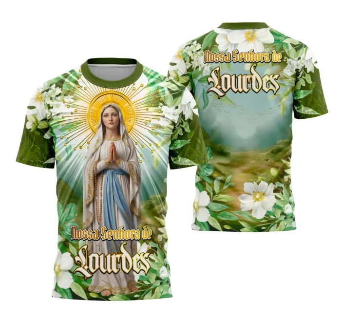 Camiseta unissex branca com logo no peito e estampa grande nas costas inspirada em Nossa Senhora de Lourdes, destacando fé e proteção em design elegante e discreto.
