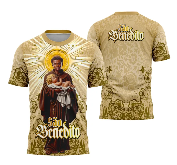 Camiseta unissex preta com logo no peito e estampa grande nas costas destacando São Benedito, fé e tradição, ideal para quem valoriza cultura e espiritualidade.