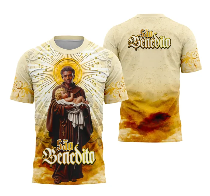 Camiseta unissex preta com logo no peito e estampa grande nas costas do tema São Benedito Tradicional, destacando estilo clássico e devocional.