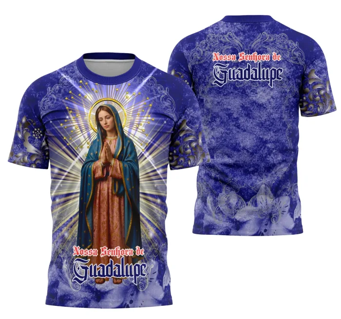 Camiseta unissex preta com logo no peito e estampa grande nas costas mostrando a imagem da Nossa Senhora de Guadalupe, estilo exclusivo e cheio de significado religioso.