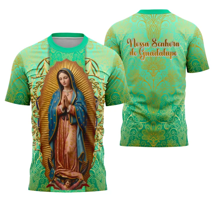 Camiseta branca unissex com logo no peito e estampa grande nas costas com imagem de Nossa Senhora de Guadalupe, ideal para quem busca fé e proteção em estilo casual.