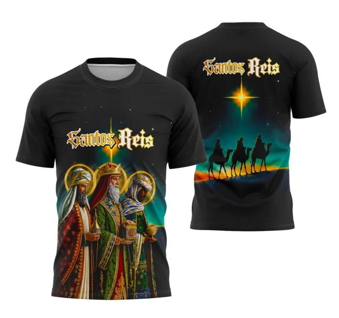 Camiseta unissex branca com logo no peito e estampa grande nas costas com tema dos Reis Magos Santos Reis, ideal para celebração religiosa com visual moderno e atraente.