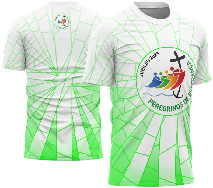 Camiseta unissex branca com logo no peito e estampa grande nas costas inspirada na Jornada dos Peregrinos Religiosa.