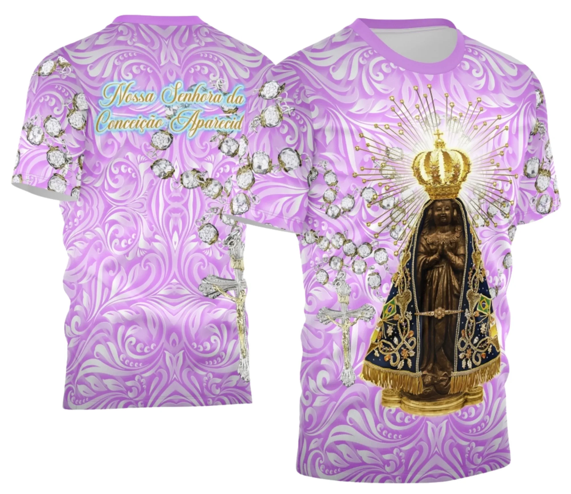 Camiseta unissex branca com logo no peito e estampa grande nas costas ilustrando Nossa Senhora Aparecida 2026 estilo vintage, perfeita para quem busca fé e tradição em roupas religiosas.