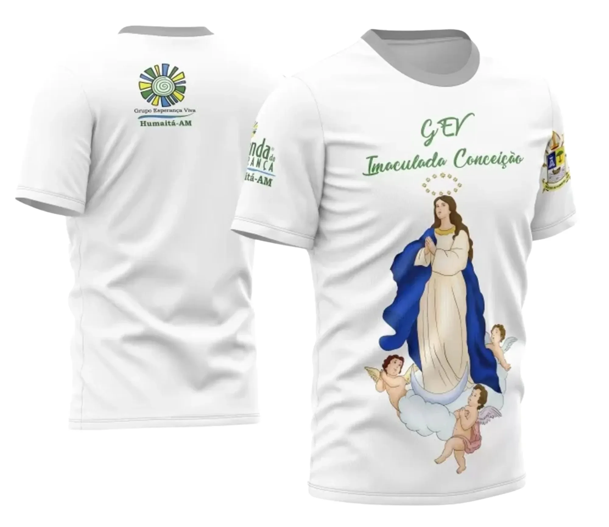 Camiseta unissex branca com logo no peito e estampa grande nas costas da Nossa Senhora da Conceição Imaculada, trazendo fé e proteção em um design moderno e elegante.
