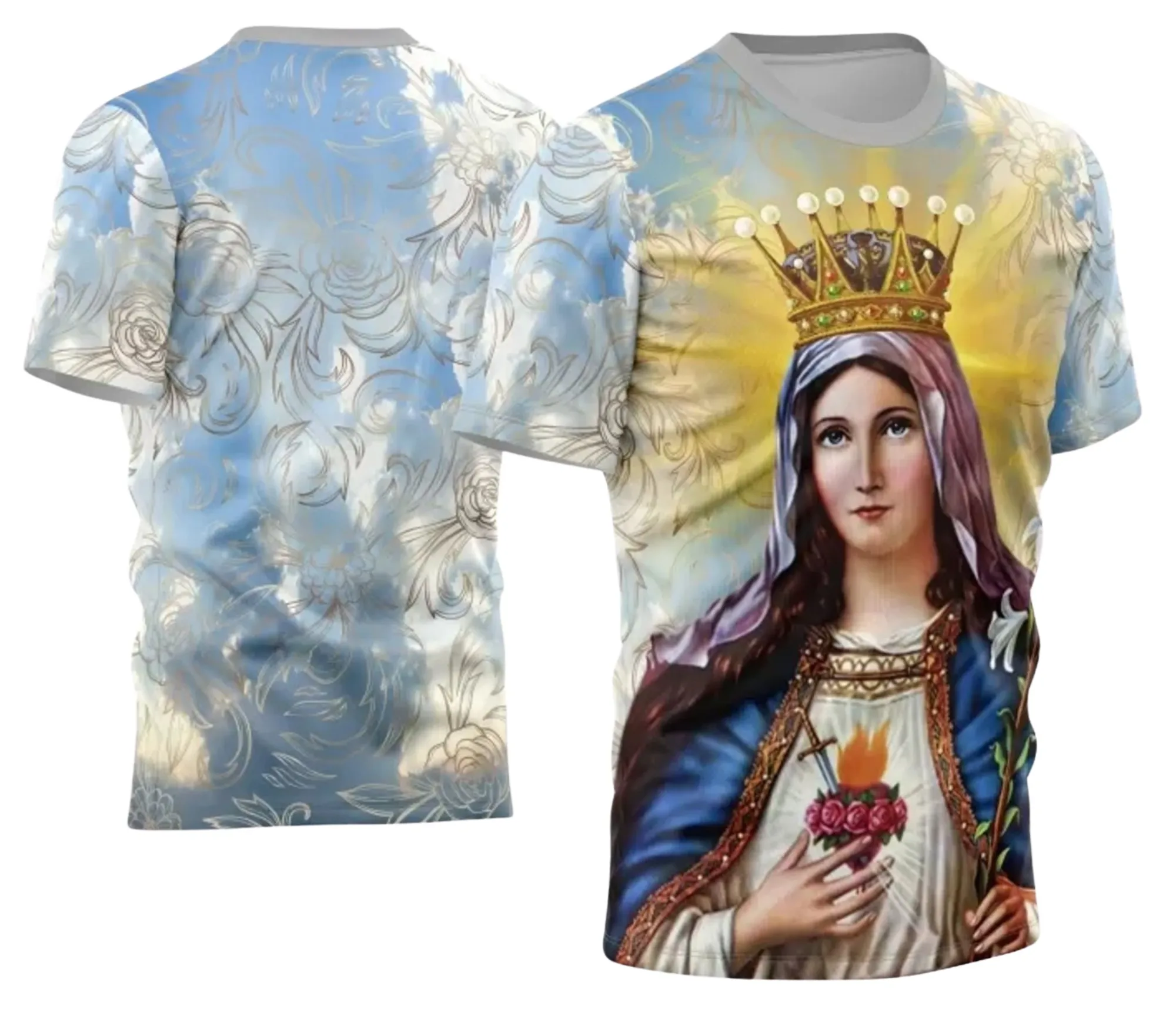 Camiseta unissex preta com logo no peito e estampa grande nas costas mostrando Maria Mãe e Rainha com detalhes religiosos e cores vibrantes, perfeita para quem busca fé e estilo.
