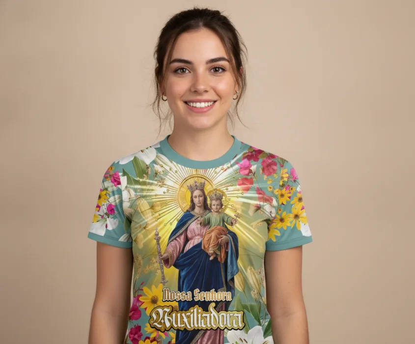 Camiseta unissex branca com logo no peito e estampa grande nas costas da Nossa Senhora Auxiliadora, com tema religioso e estilo clássico e reverente, ideal para fãs de devoção e fé.