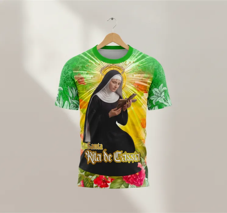 Camiseta unissex preta com logo no peito e estampa grande nas costas de Santa Rita de Cássia, celebrando a fé e religiosidade com estilo e conforto.