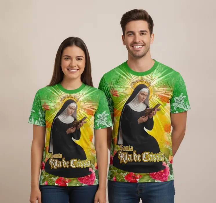Camiseta unissex preta com logo no peito e estampa grande nas costas de Santa Rita de Cássia, celebrando a fé e religiosidade com estilo e conforto.