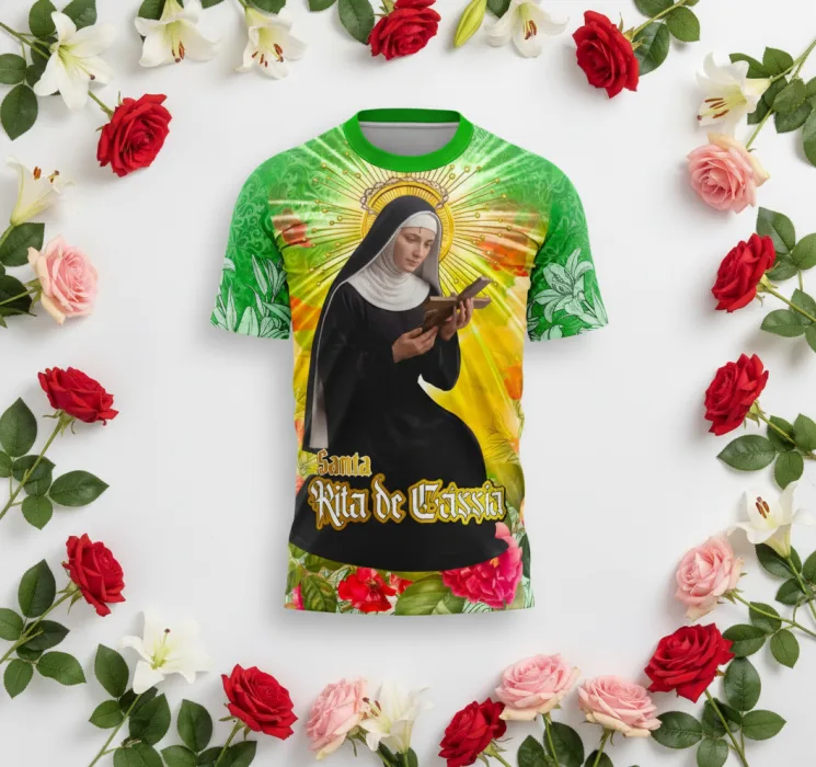 Camiseta unissex preta com logo no peito e estampa grande nas costas de Santa Rita de Cássia, celebrando a fé e religiosidade com estilo e conforto.