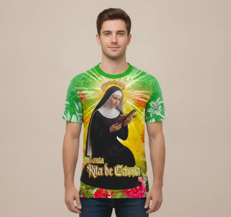 Camiseta unissex preta com logo no peito e estampa grande nas costas de Santa Rita de Cássia, celebrando a fé e religiosidade com estilo e conforto.