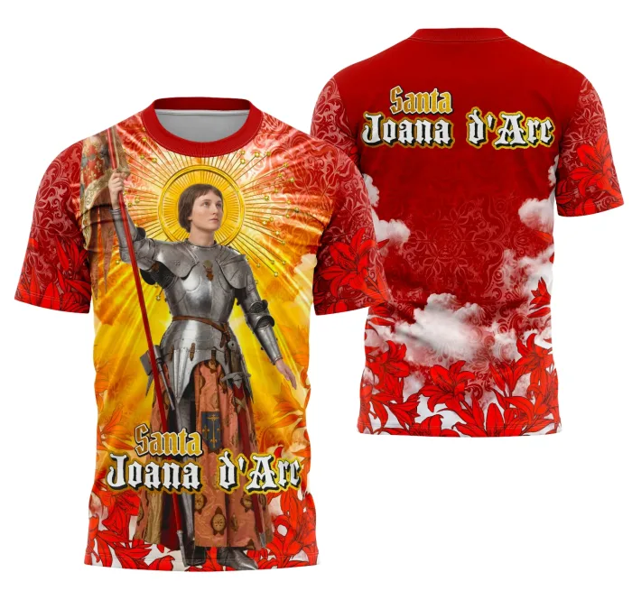 Camiseta unissex preta com logo no peito e estampa grande nas costas temática de Santa Joana d'Arc e religião, ideal para vestir com estilo e fé no dia a dia.