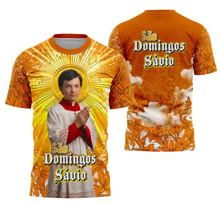 Camiseta unissex preta com logo no peito e estampa grande nas costas destacando São Domingos Sávio, ideal para fãs da religião e estilo moderno.