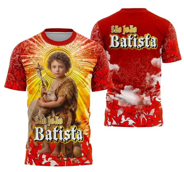 Camiseta unissex branca com logo no peito e estampa grande nas costas do São João Batista, destacando motivos religiosos de fé e devoção, ideal para quem busca estilo e espiritualidade.