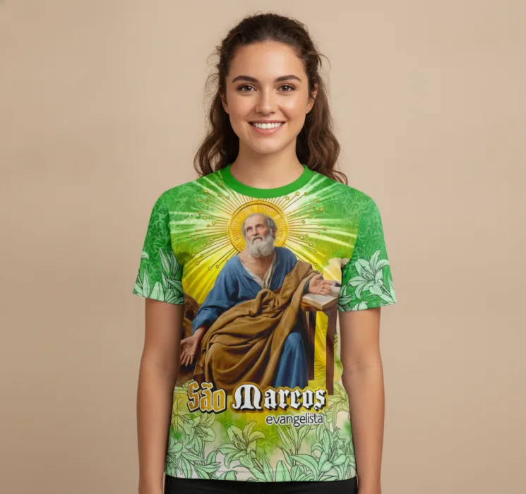 Camiseta unissex preta com logo no peito e estampa grande nas costas com tema São Marcos Evangelista Religiosa, ideal para quem busca fé e estilo.